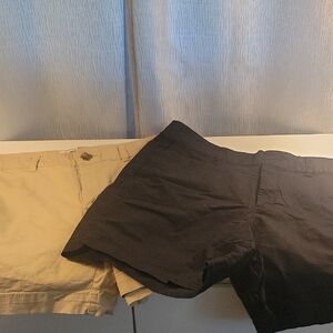 Old Navy Women's Black and Tan Bermudas